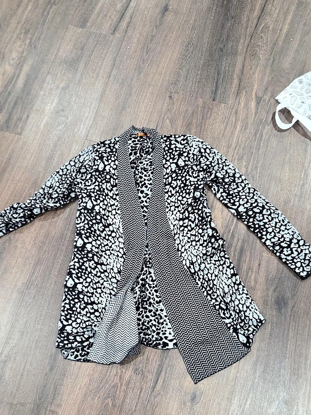 belldini Black & White Patterned Cardigan Like New